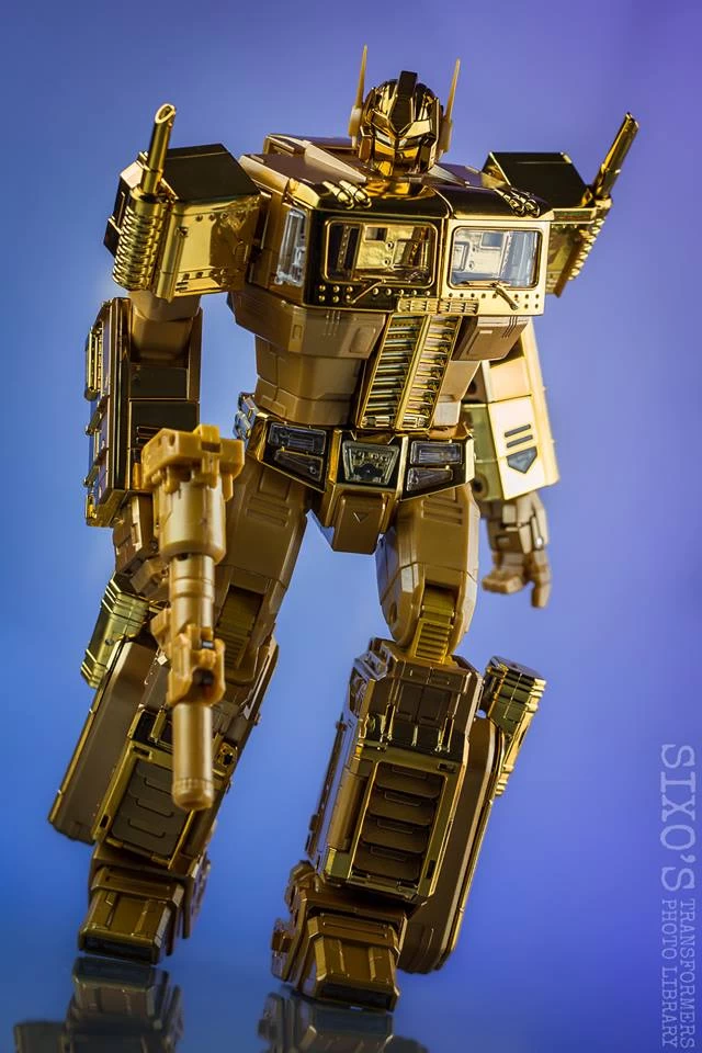 Takara MP10G MP-10G Masterpiece Optimus Prime Gold Lagoon Edition 5 Takara MP10G MP-10G Masterpiece Optimus Prime Gold Lagoon Edition - Image 3